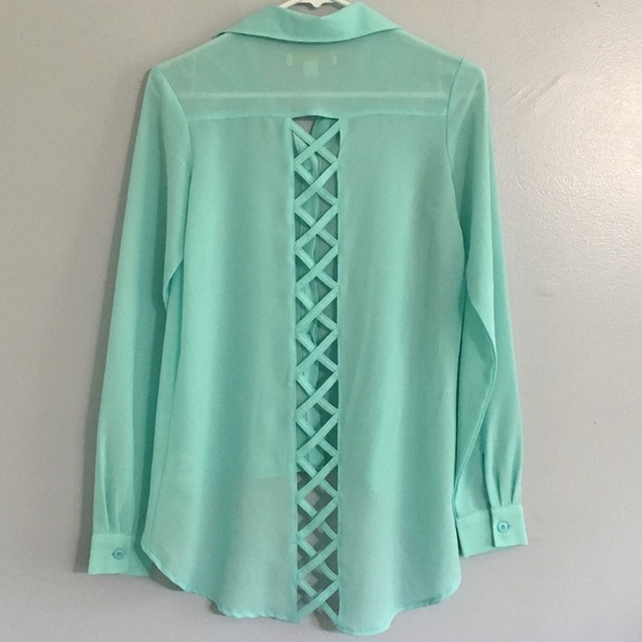 Cold shoulders Buttondown - Picture 3 of 3